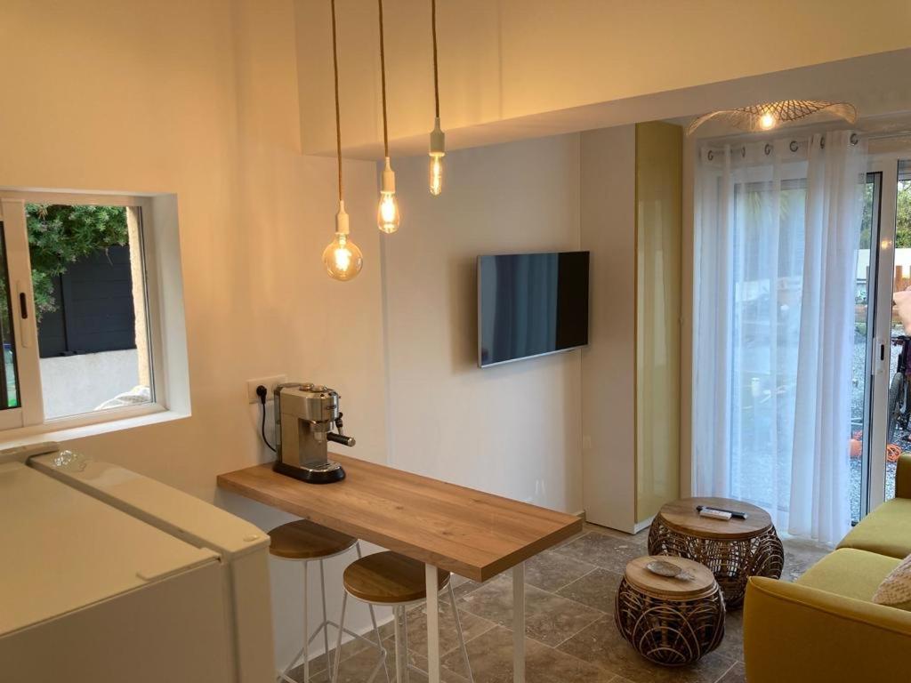 Charmant Studio Dans Villa - Parking - Jardin Ла Сен-сюр-Мер Екстериор снимка